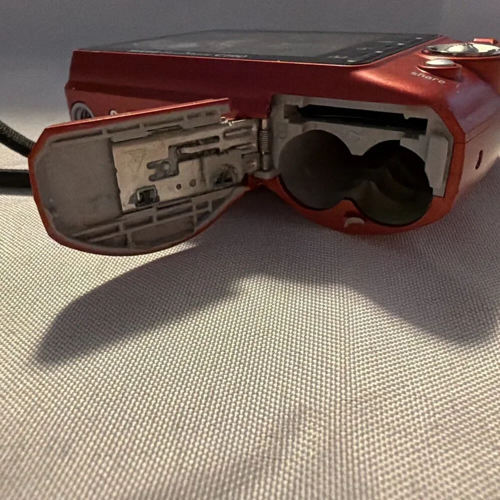 Kodak Red Easy Share C195, 14 Mega Pixels Camera With 5X optical Zoom FOR PARTS
